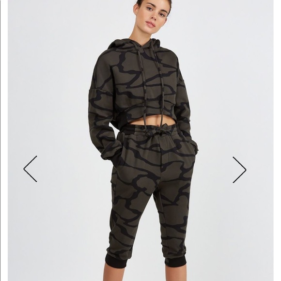 ๐ Camo Sweat Capri - Lounge In Style! - Picture 5 of 8